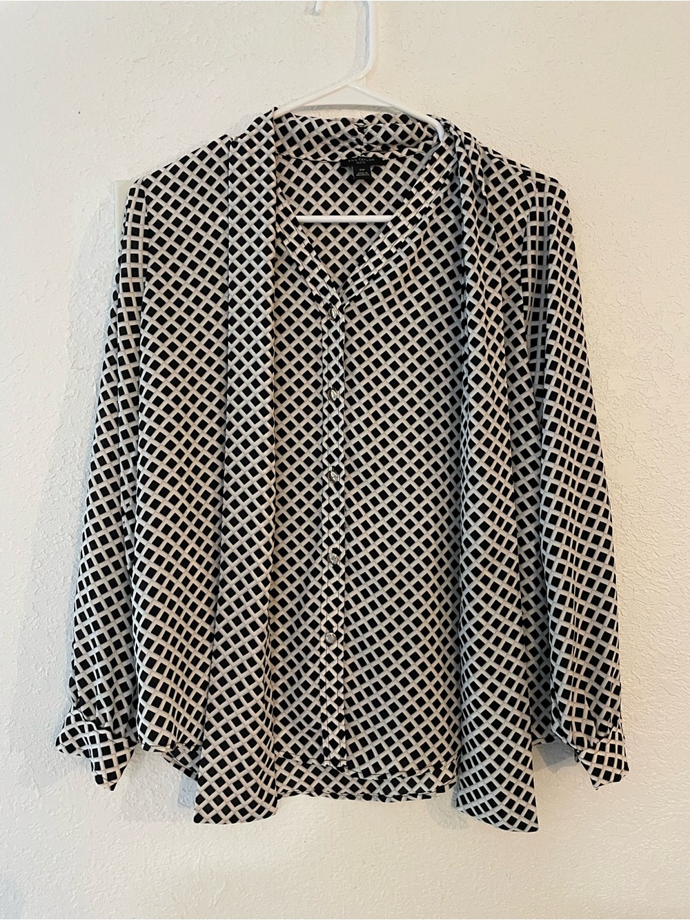 Ann Taylor Black & White Geometric Button-Up Blouse
